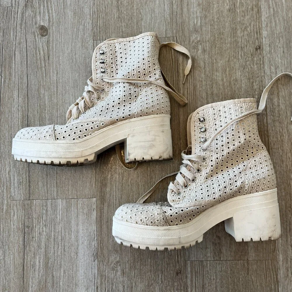 Womens Urban Outfitters Cream Eyelet Boots - 9